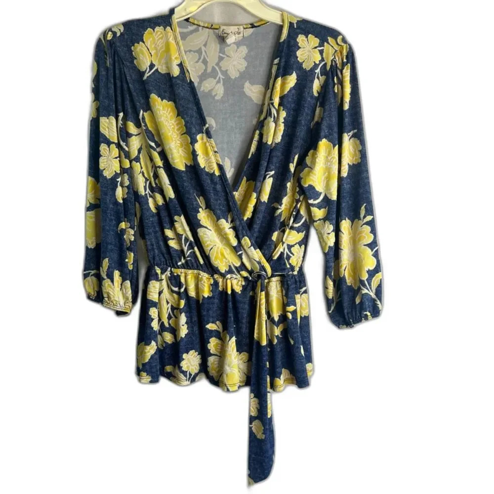 Emi & Joe Faux Wrap Vneck Embossed Floral Blouse Size Large‎